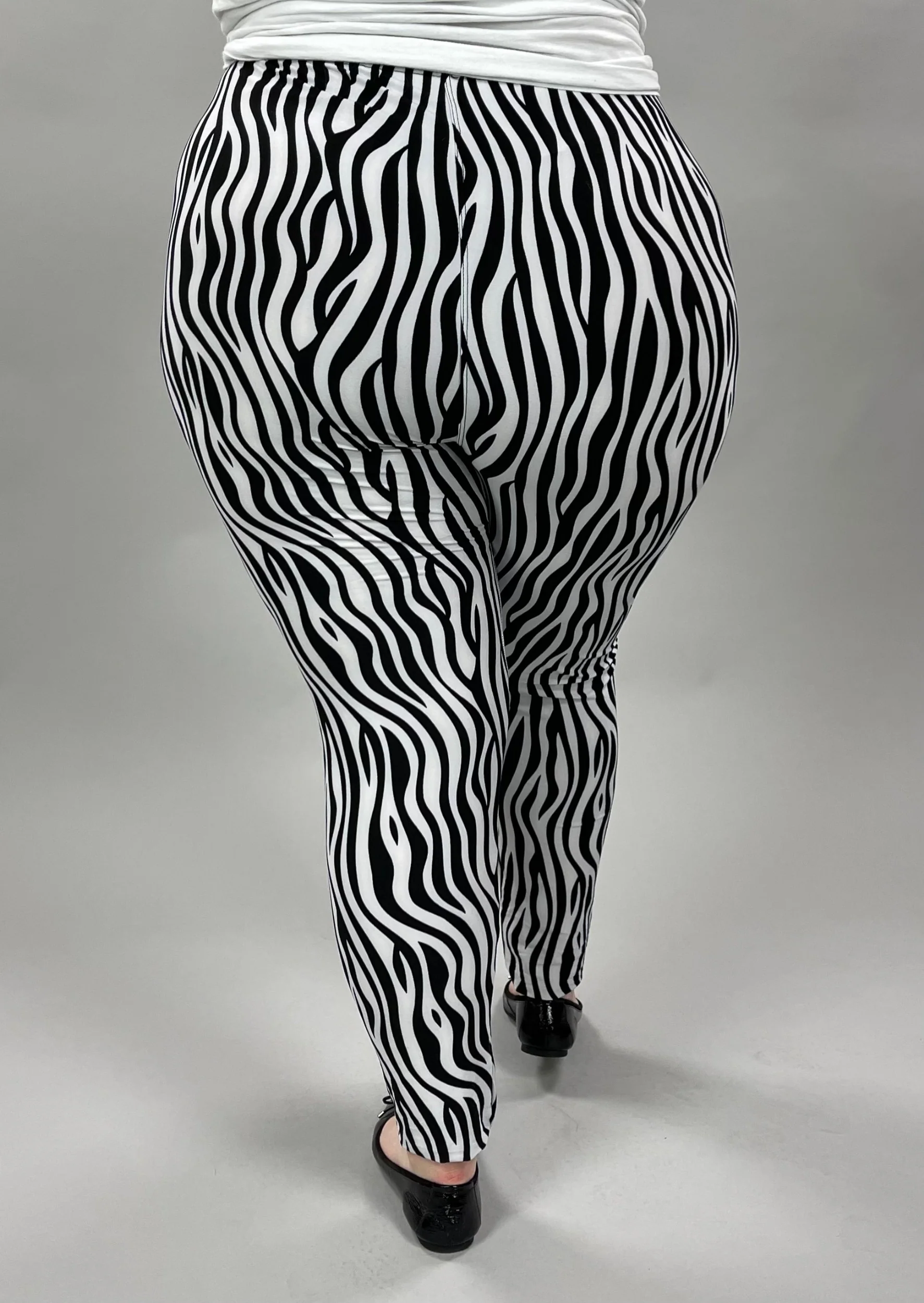 LEG-48 {In the Long Run} Black & White Print Leggings EXTENDED PLUS SIZE 3X/5X - Image 3